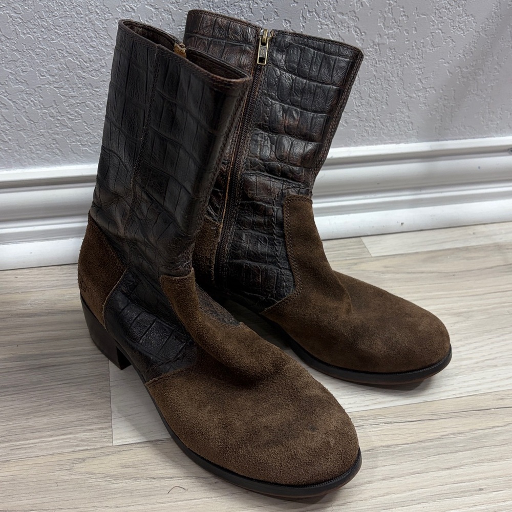 UGG Women’s Brown Suede/Leather Croc Embossed Zip Closure Sz 9